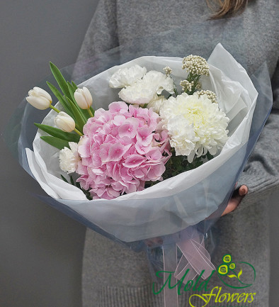 Букет с розовой гортензией и белыми тюльпанами (под заказ 10 дней) Фото 394x433